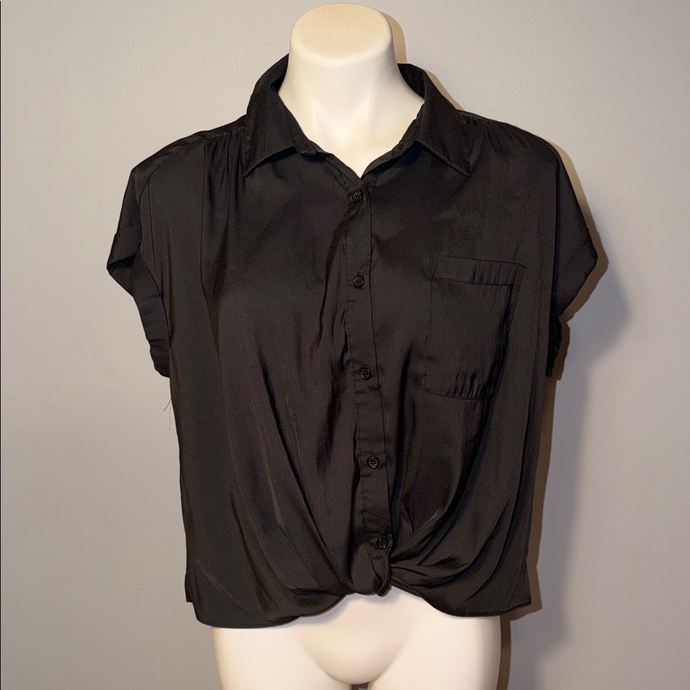 Rose & Olive Ladies NWT Black Short Sleeve Blouse. Knotted tie, High-low design